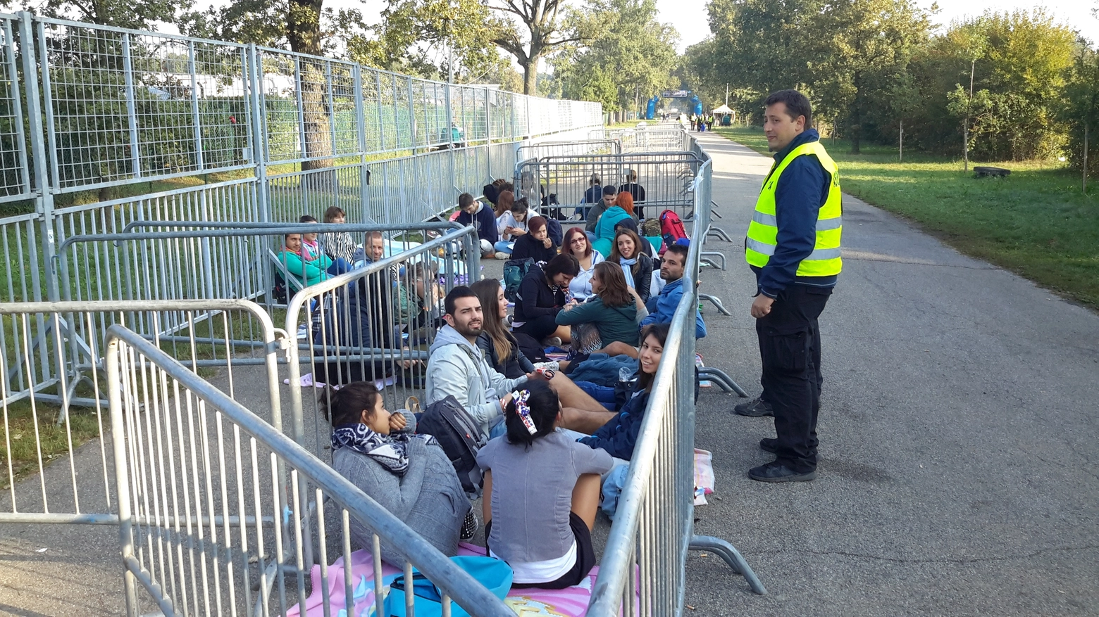 Fan di Ligabue in attesa dell'apertura dei cancelli