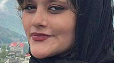 

La foto di Amini sulla facciata del Comune a Milano: ricordo 1° anniversario