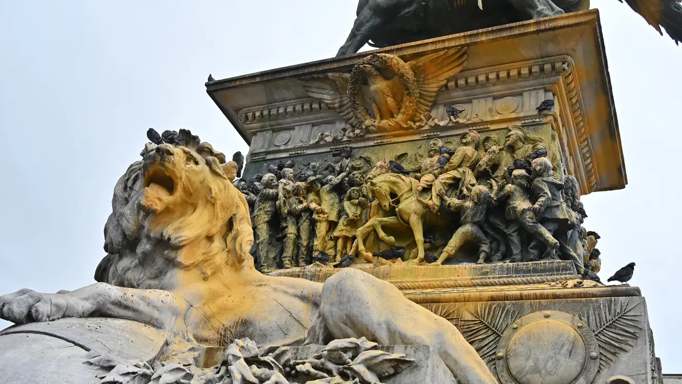 Il monumento imbrattato in piazza Duomo a Milano
