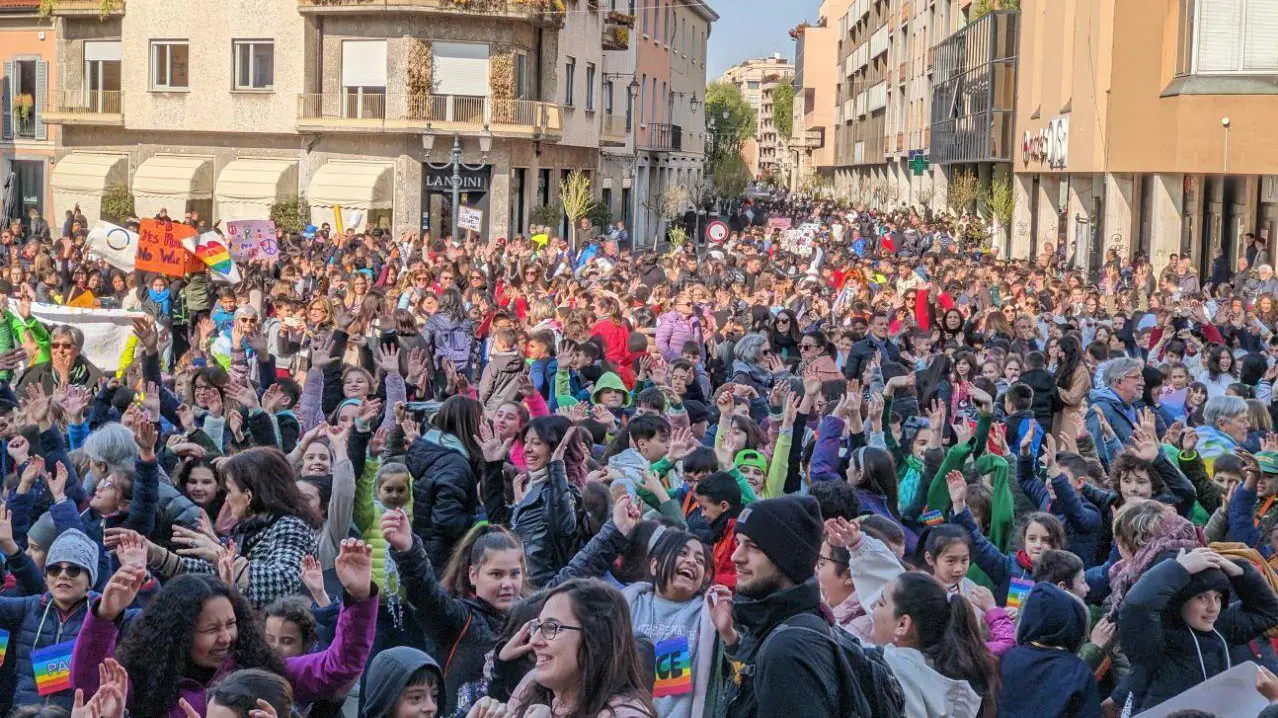 Manifestazione record Tutti gli studenti uniti In corteo nel centro per un mondo di pace Manifestazione record Tutti gli studenti uniti In corteo nel centro per un mondo di pace