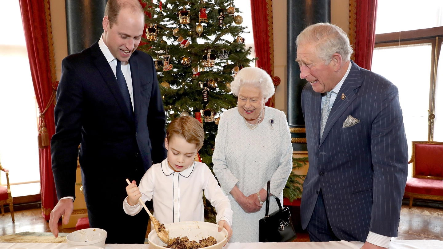 Elisabetta II assieme al principe Carlo, al nipote William e al piccolo George (Ansa)