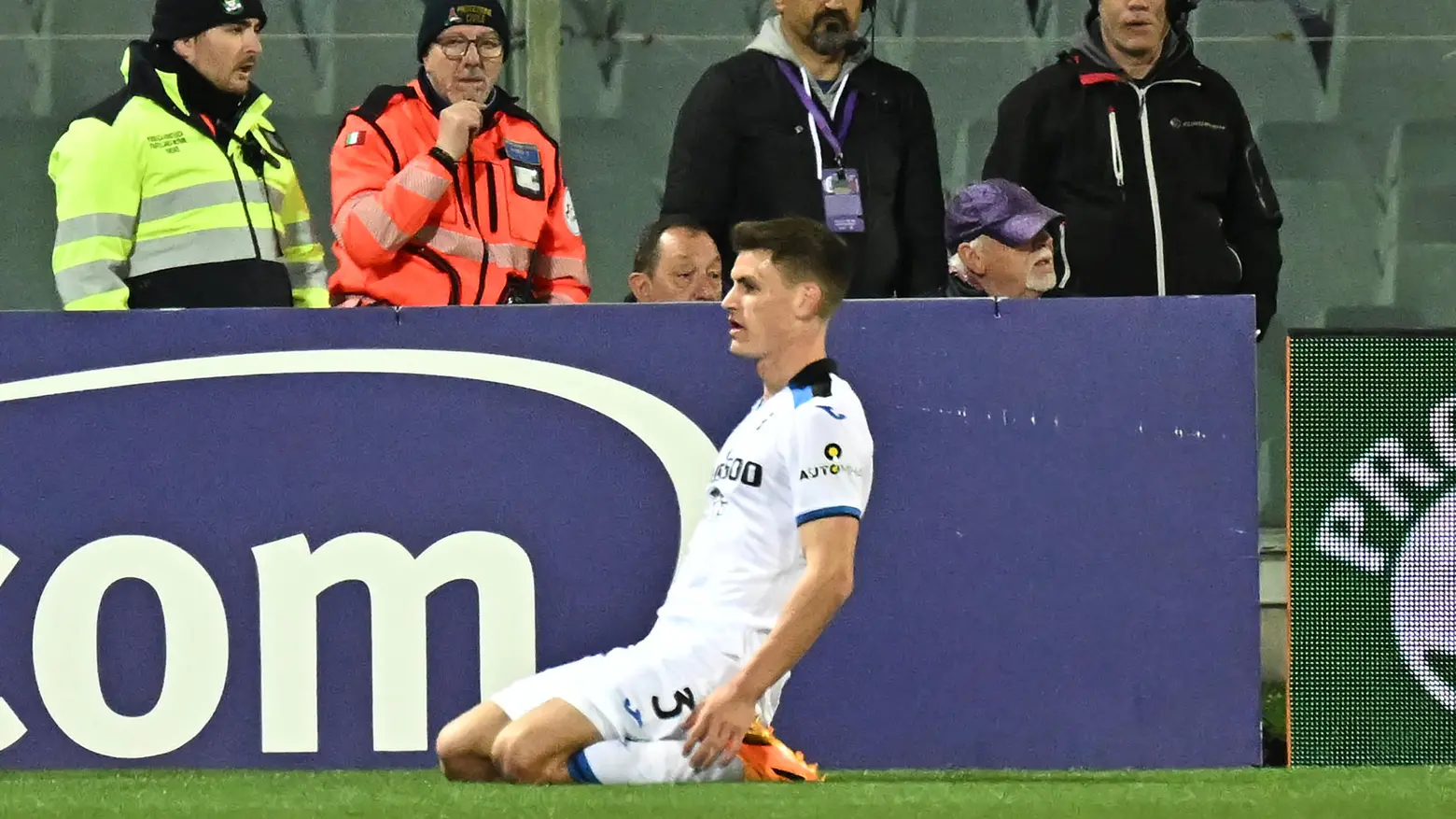 Joakim Maehle esulta dopo il gol