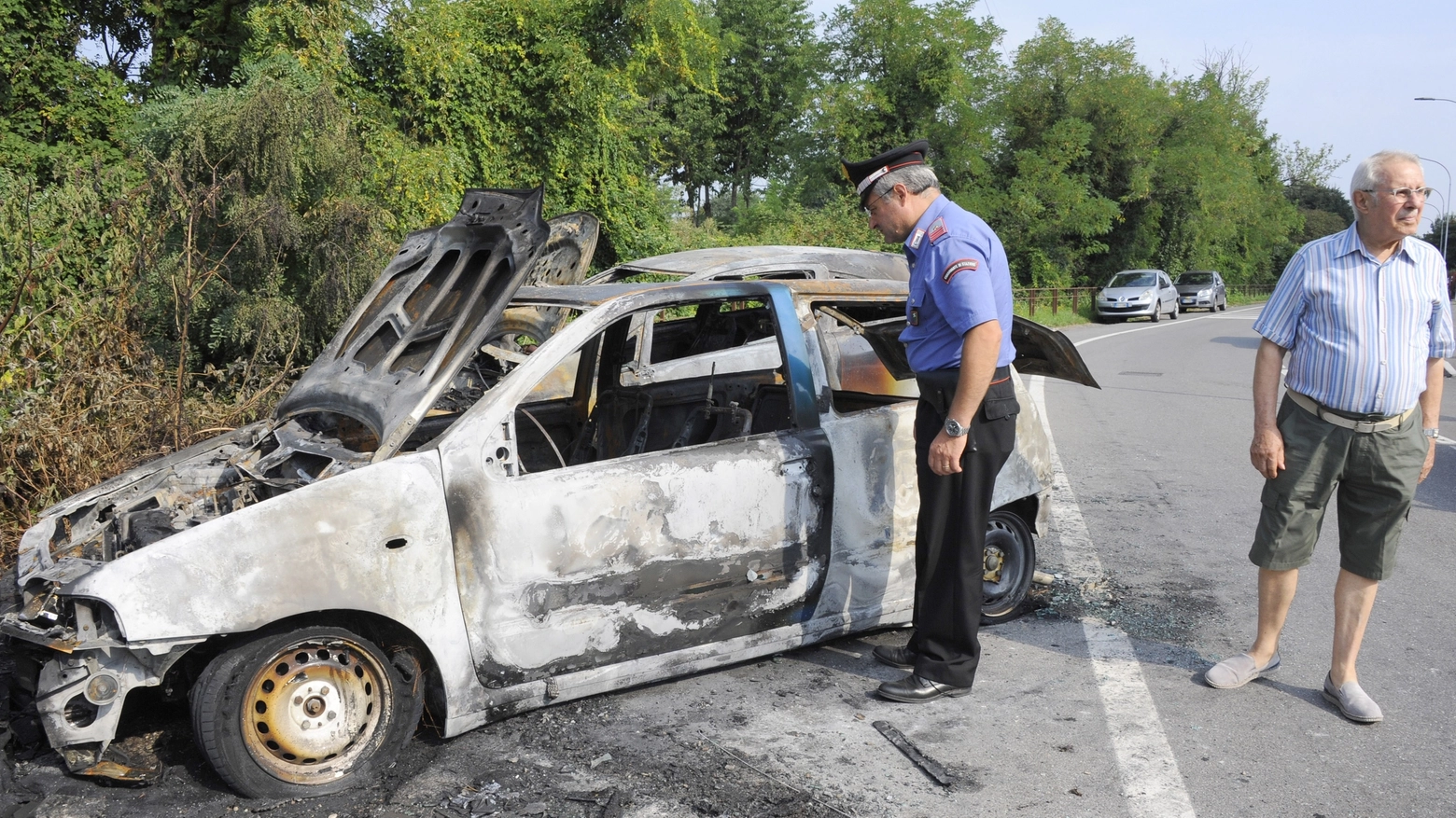 La carcassa di una delle auto incendiate in via Aldo Moro (Spf)