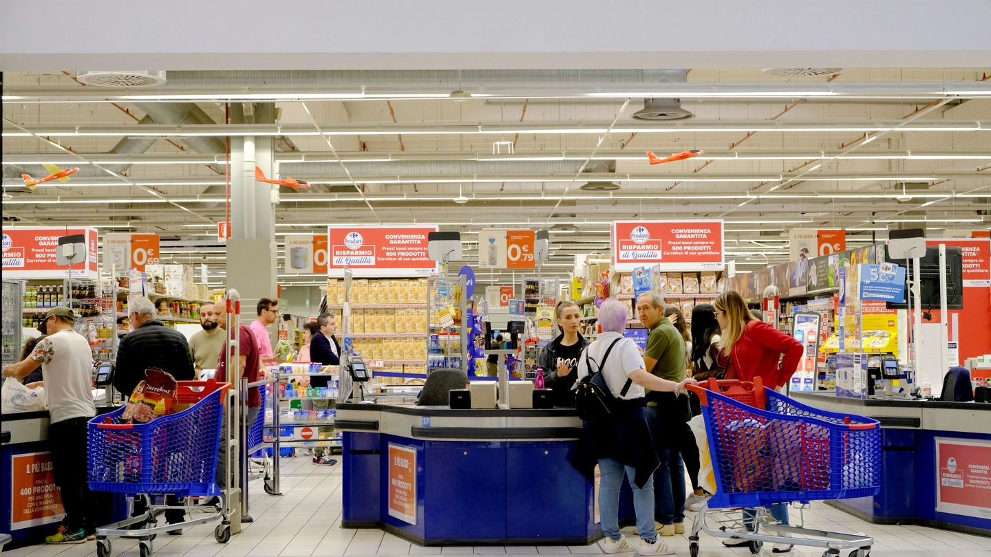 Il Carrefour di Assago riaperto ai clienti dopo la tragedia