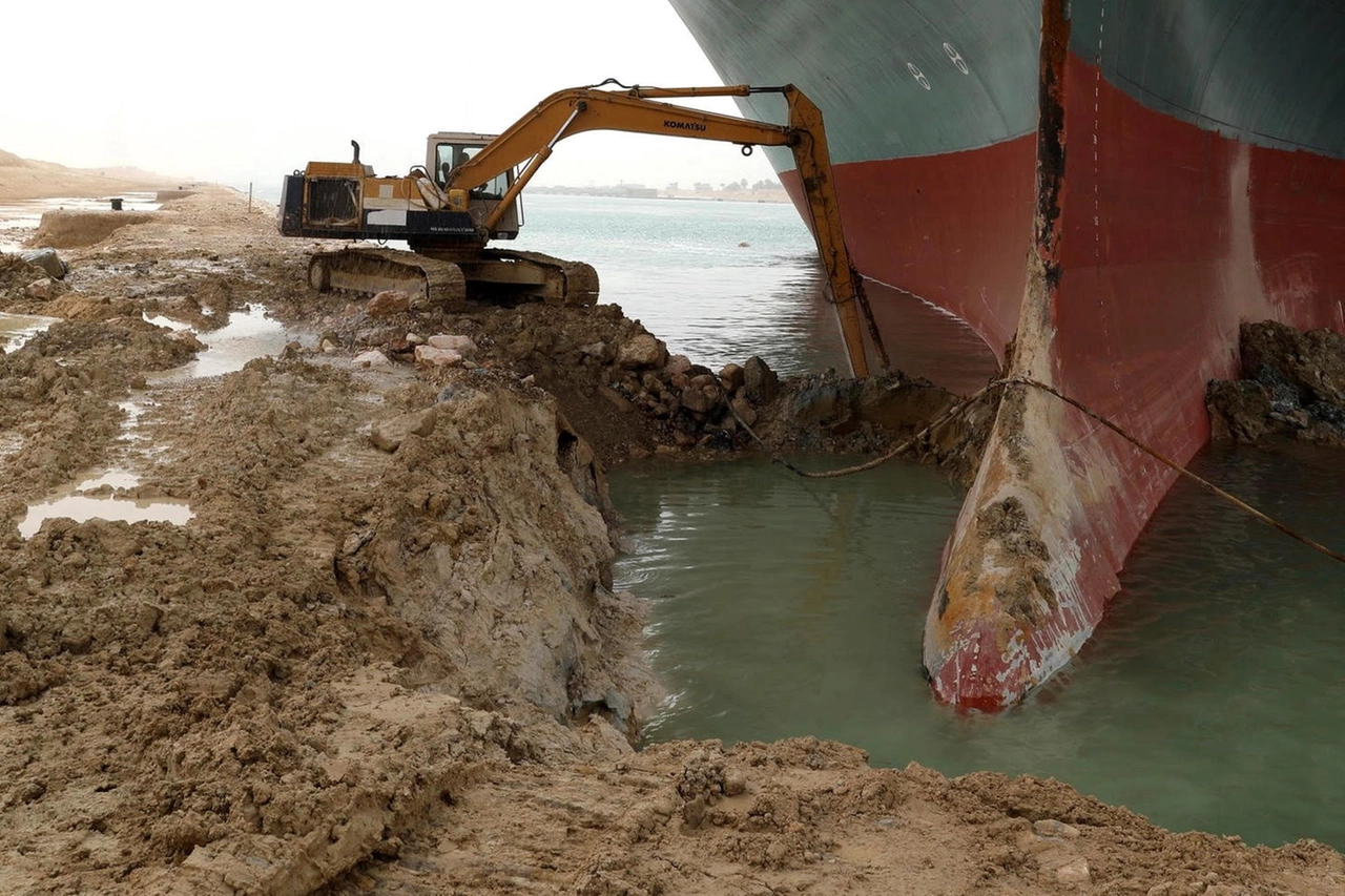 Le operazioni per liberare il canale di Suez