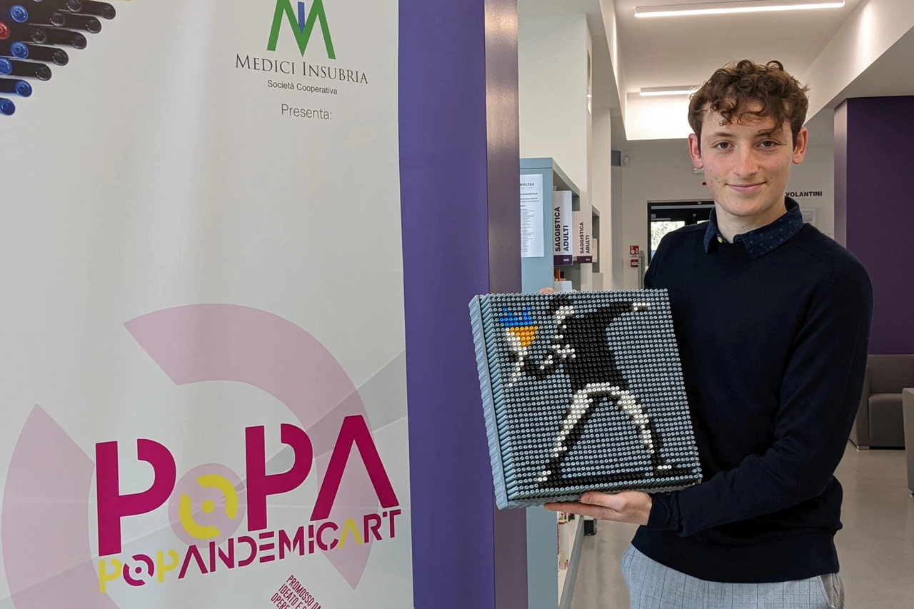 Lorenzo Cantaluppi con una delle sue opere