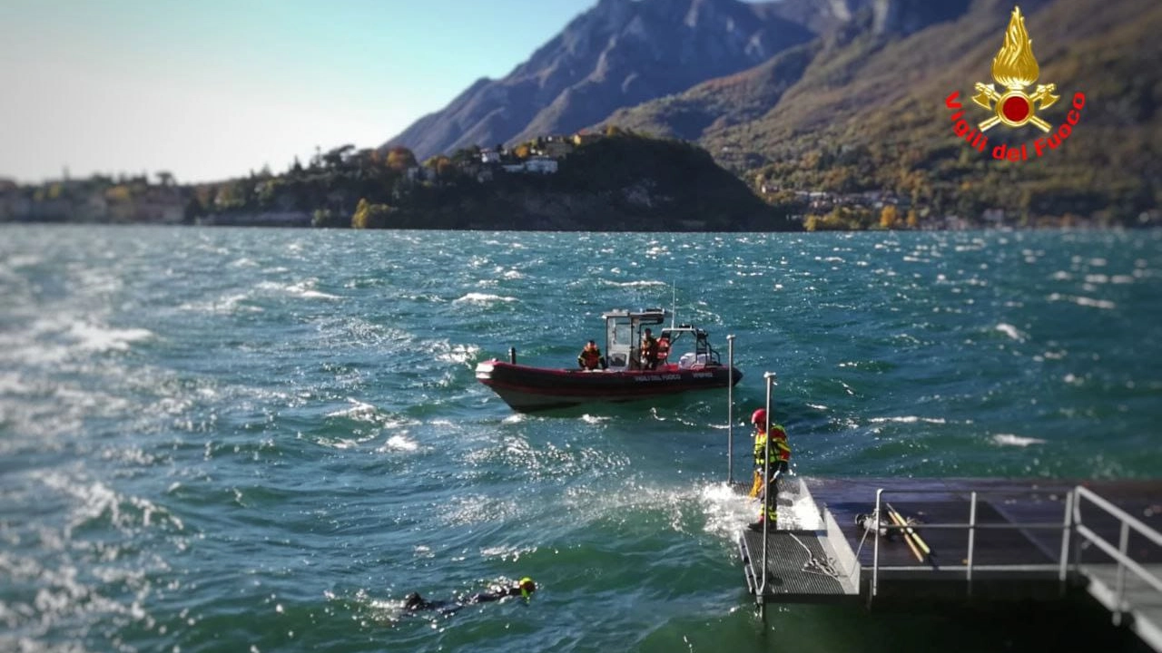 I vigili del fuoco sul lago a Lecco