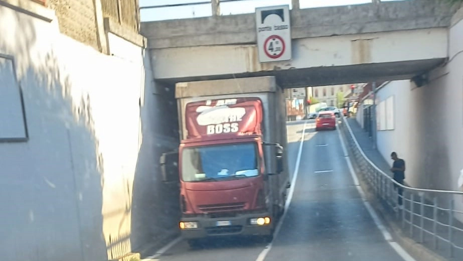 Il tir incastrato nel sottopasso di via Novara a Canegrate Il tir incastrato nel sottopasso di via Novara a Canegrate