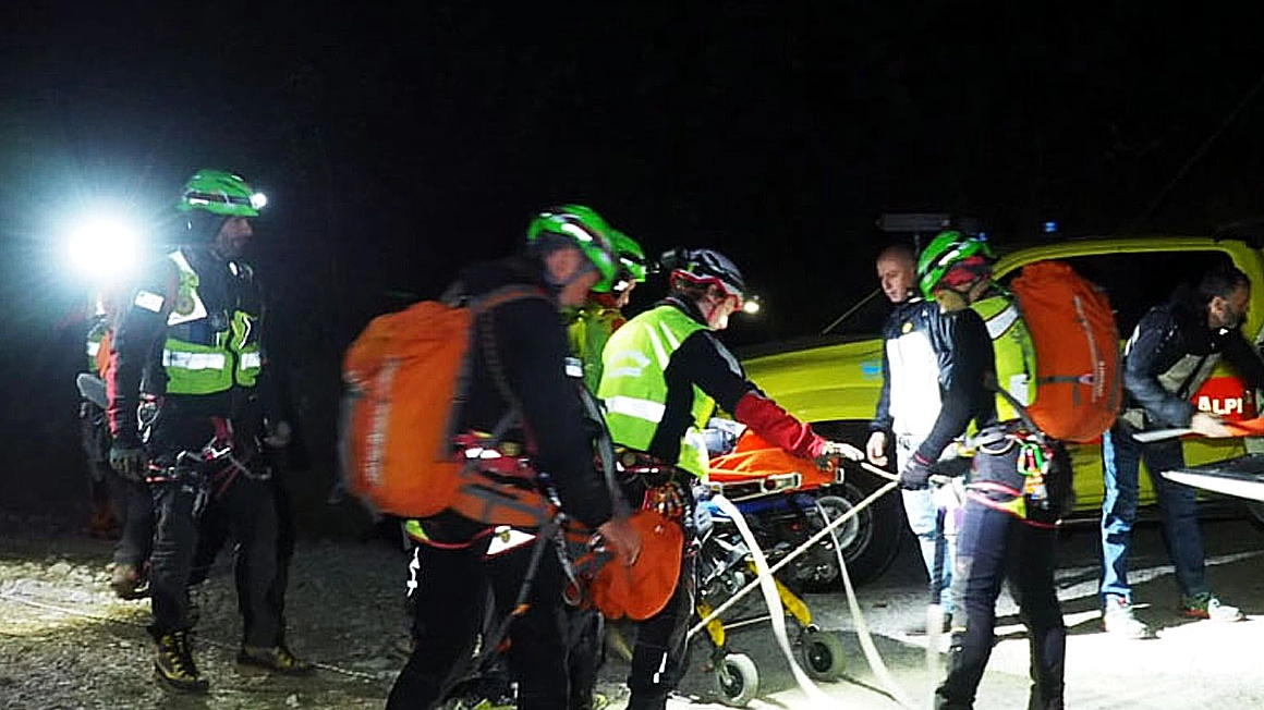 Le squadre del soccorso alpino impegnate di notte