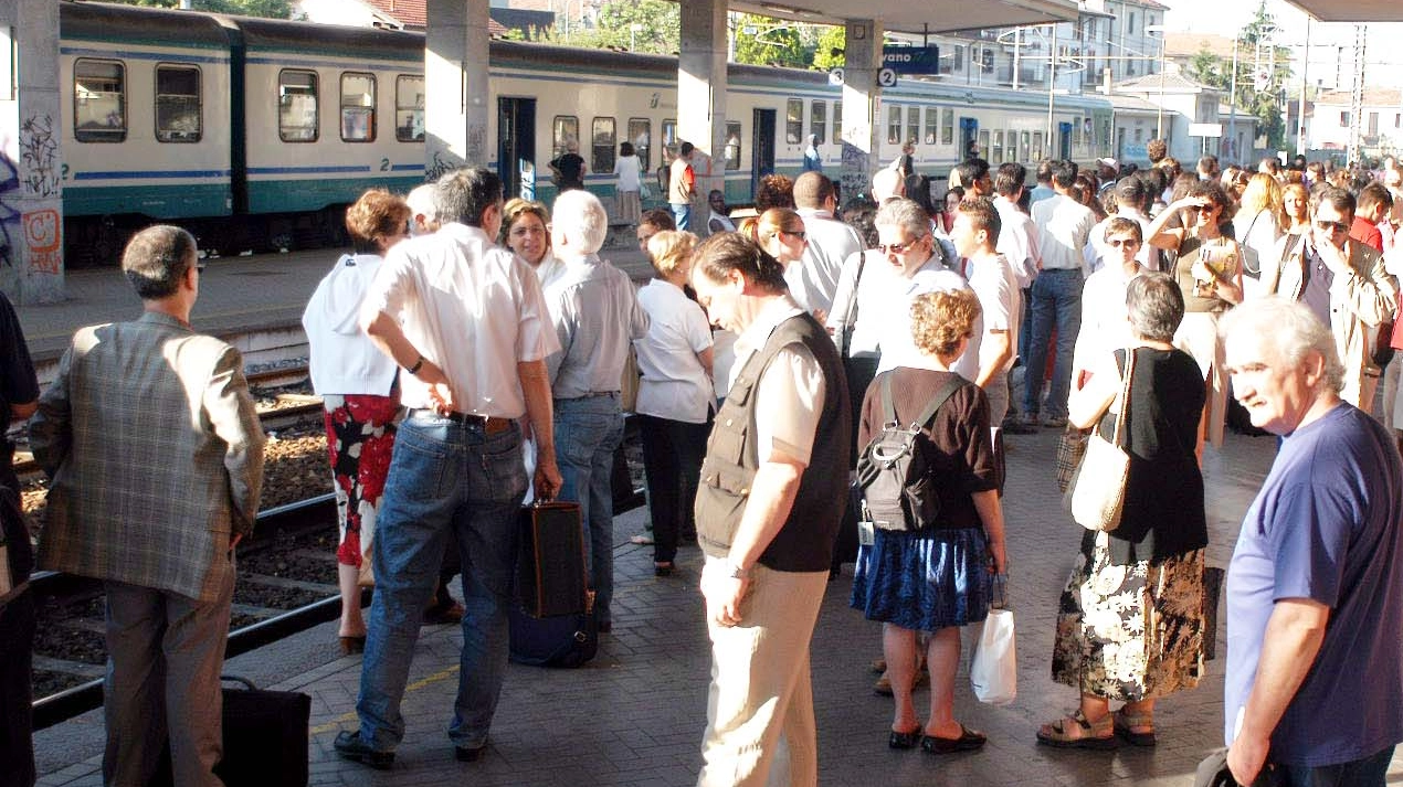 Disagi per i pendolari in attesa del treno Disagi per i pendolari in attesa del treno