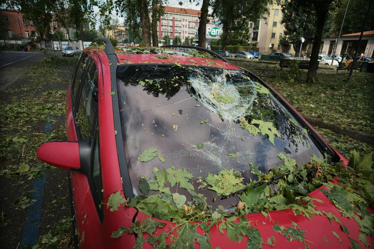Un'auto col parabrezza sfondato