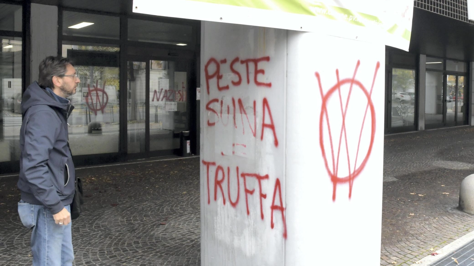 "Assassini di animali innocenti". Imbrattata la sede di Ats e Asst "Assassini di animali innocenti". Imbrattata la sede di Ats e Asst