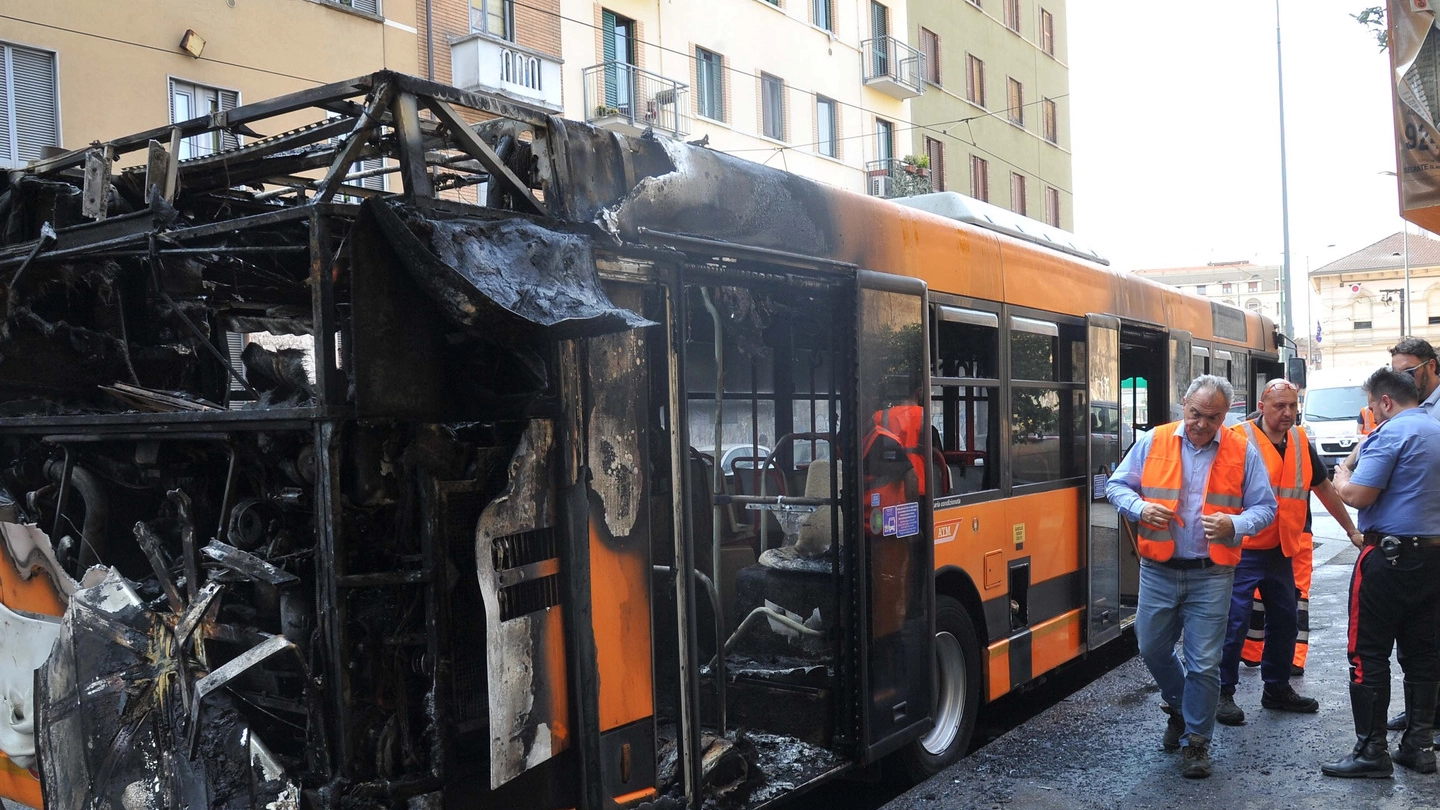 L'autobus incendiato in via Viotti 