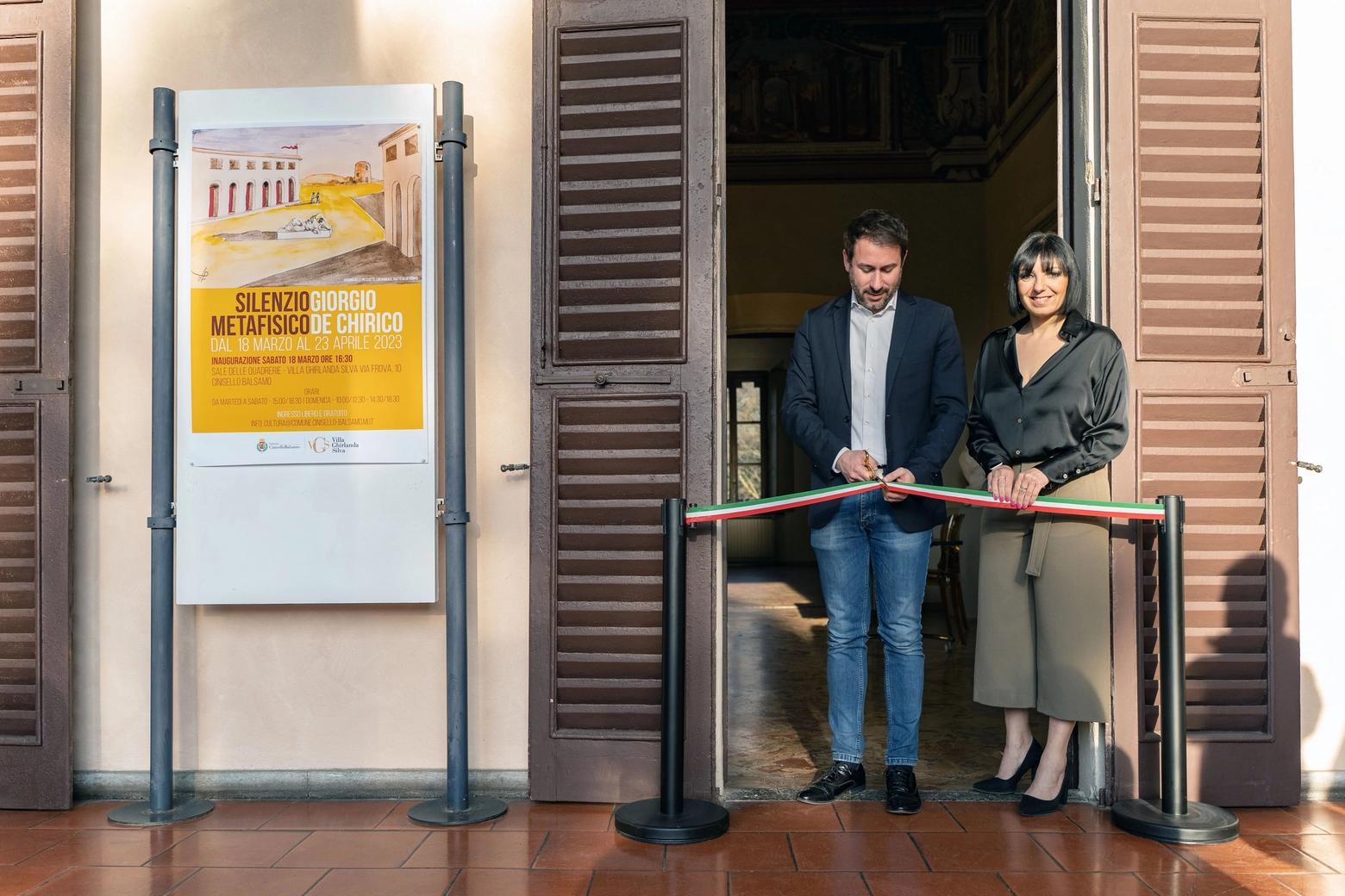 Il sindaco Giacomo Ghilardi e l'assessore Daniela Maggi inagurano la mostra