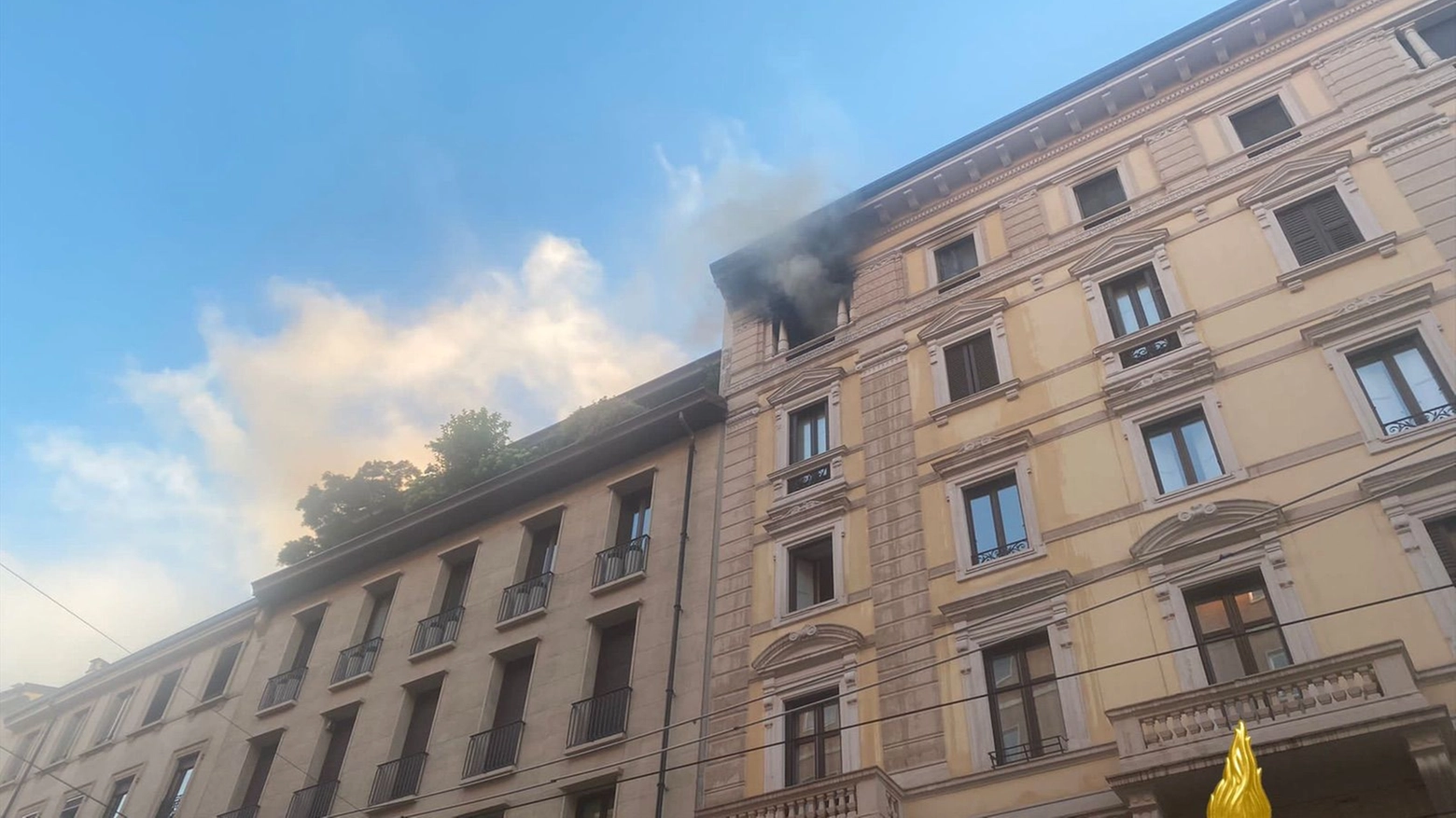 L'incendio nello stabile in centro a Milano