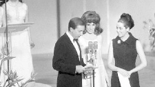 Mike Bongiorno  e Grazia Maria Spina con Ornella Vanoni: è il festival  di Sanremo 1965