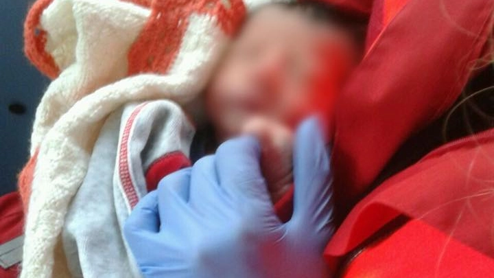 Il neonato trovato in un campo a Cormano