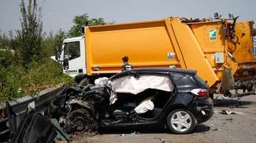 Schianto fra auto e tir Due feriti gravissimi