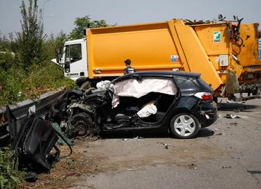 Schianto fra auto e tir Due feriti gravissimi