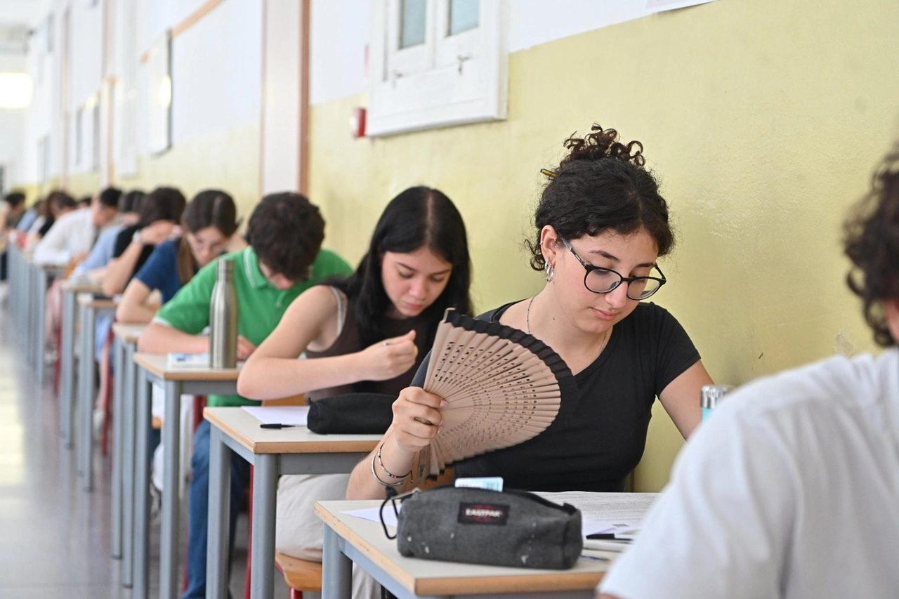 Esame di maturità 2023: si combatte il caldo in aula anche con il ventaglio