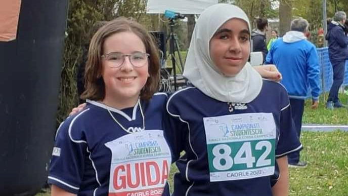 Lezioni di sport e vita Giada e Khadija: nella corsa campestre vince l’amicizia Lezioni di sport e vita Giada e Khadija: nella corsa campestre vince l’amicizia