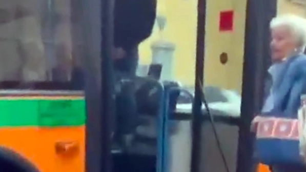 Lite sul bus tra autista e passeggeri Lite sul bus tra autista e passeggeri