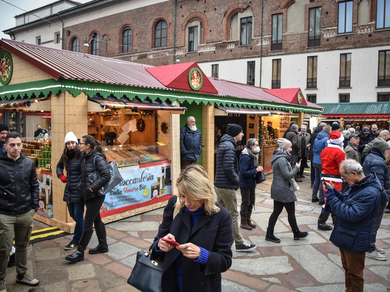 Turisti e cittadini all'inaugurazione del Mercatino in Duomo