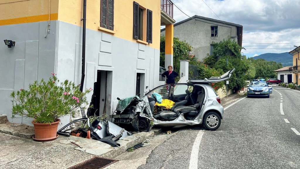 L'auto, distrutta, su cui viaggiavano i due villeggianti lecchesi