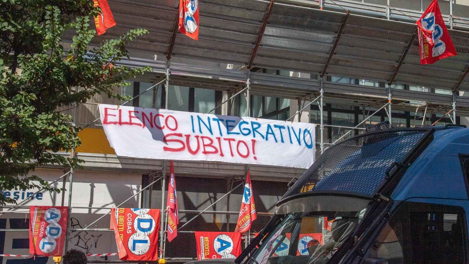 Protesta docenti esclusi da algoritmo sul tetto del ufficio scolastico regionale Protesta docenti esclusi da algoritmo sul tetto del ufficio scolastico regionale