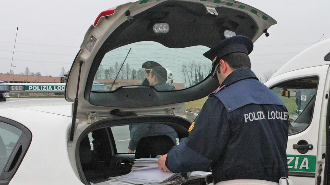 Egiziano si scaglia contro gli agenti della polizia locale: fermato