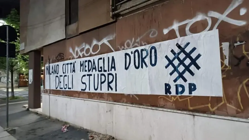 Uno degli striscioni apparsi nella notte a Milano Uno degli striscioni apparsi nella notte a Milano