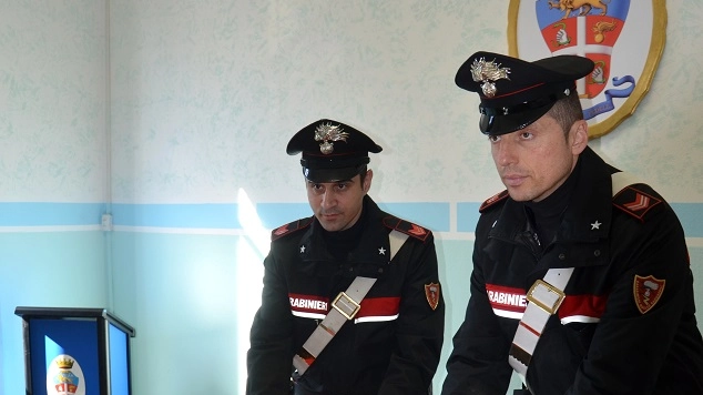 I carabinieri mostrano quanto sequestrato