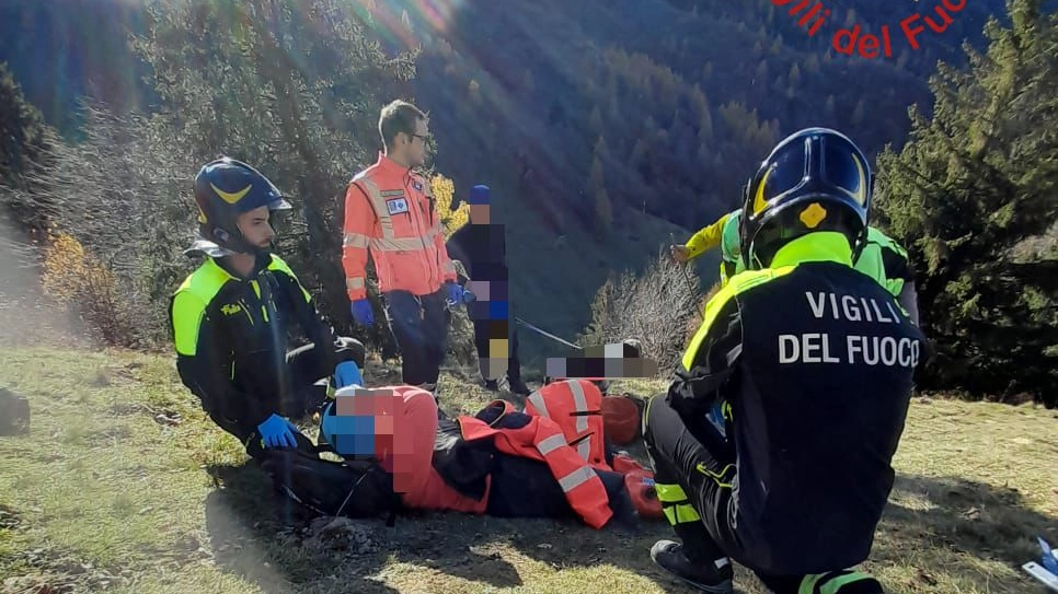 La donna si è infortunata alla caviglia ed è stata tratta in salvo da vigili del fuoco e Soccorso alpino