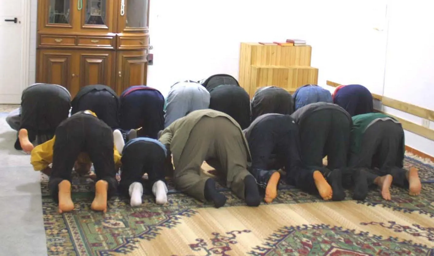 Scoperta moschea abusiva a Bergamo. Era in casa di un esponente di Fratelli d'Italia