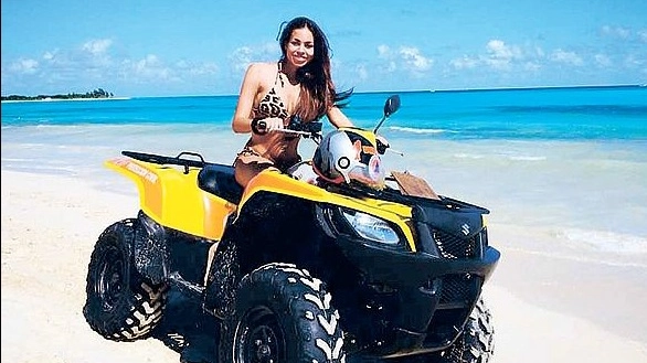 Ruby "Rubacuori" in vacanza alle Maldive con un "quad" in spiaggia