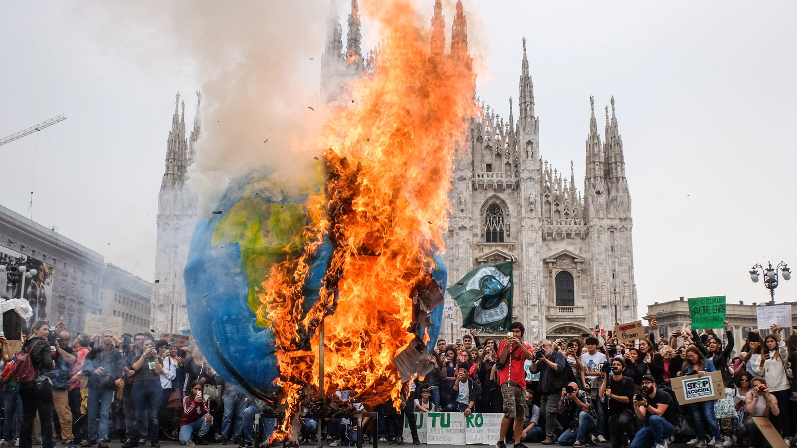 Un piccolo mondo mandato in fiamme: foto simbolo del Friday for Future a Milano (LaPresse)