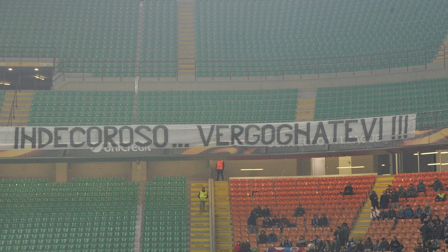 Lo striscione di protesta dei tifosi dell'Inter