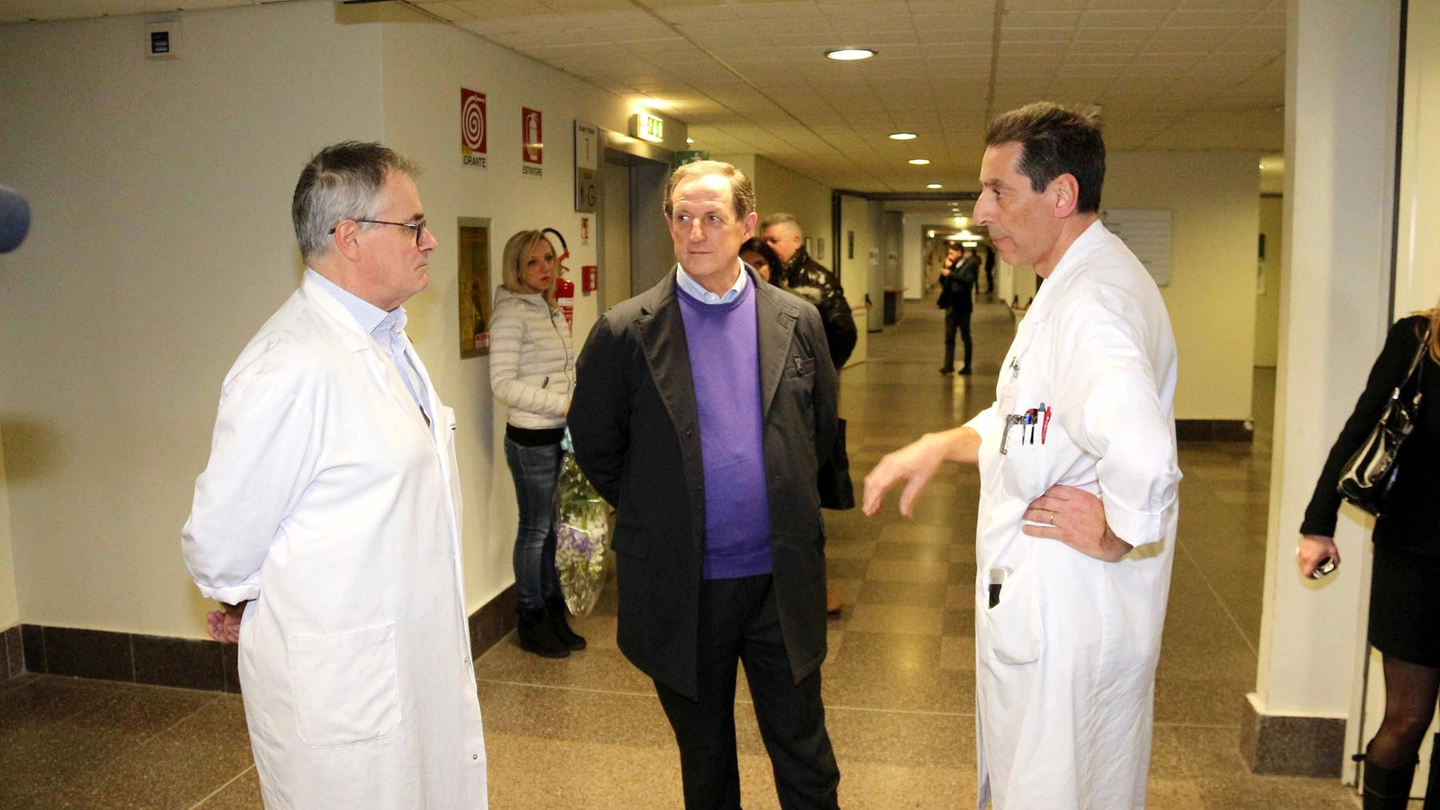 L’assessore regionale alla Sanità, Mario Mantovani all’ospedale Manzoni: con il papà e la mamma del piccolo Mattia  e con Roberto Bellù, primario di Neonatologia 