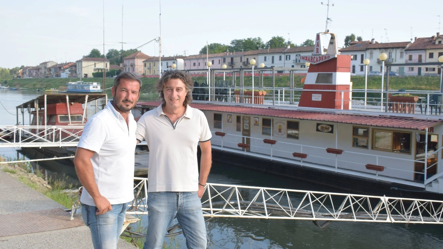 PRONTI Da sinistra, Luca Gregotti e Andrea Nava  vicini alla barca Tia che tornerà a vivere  a giorni(Torres)
