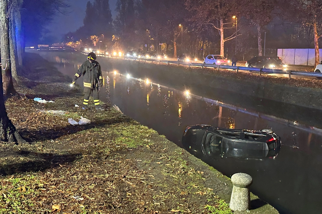 L'auto finita nel naviglio lungo viale Repubblica (Torres)