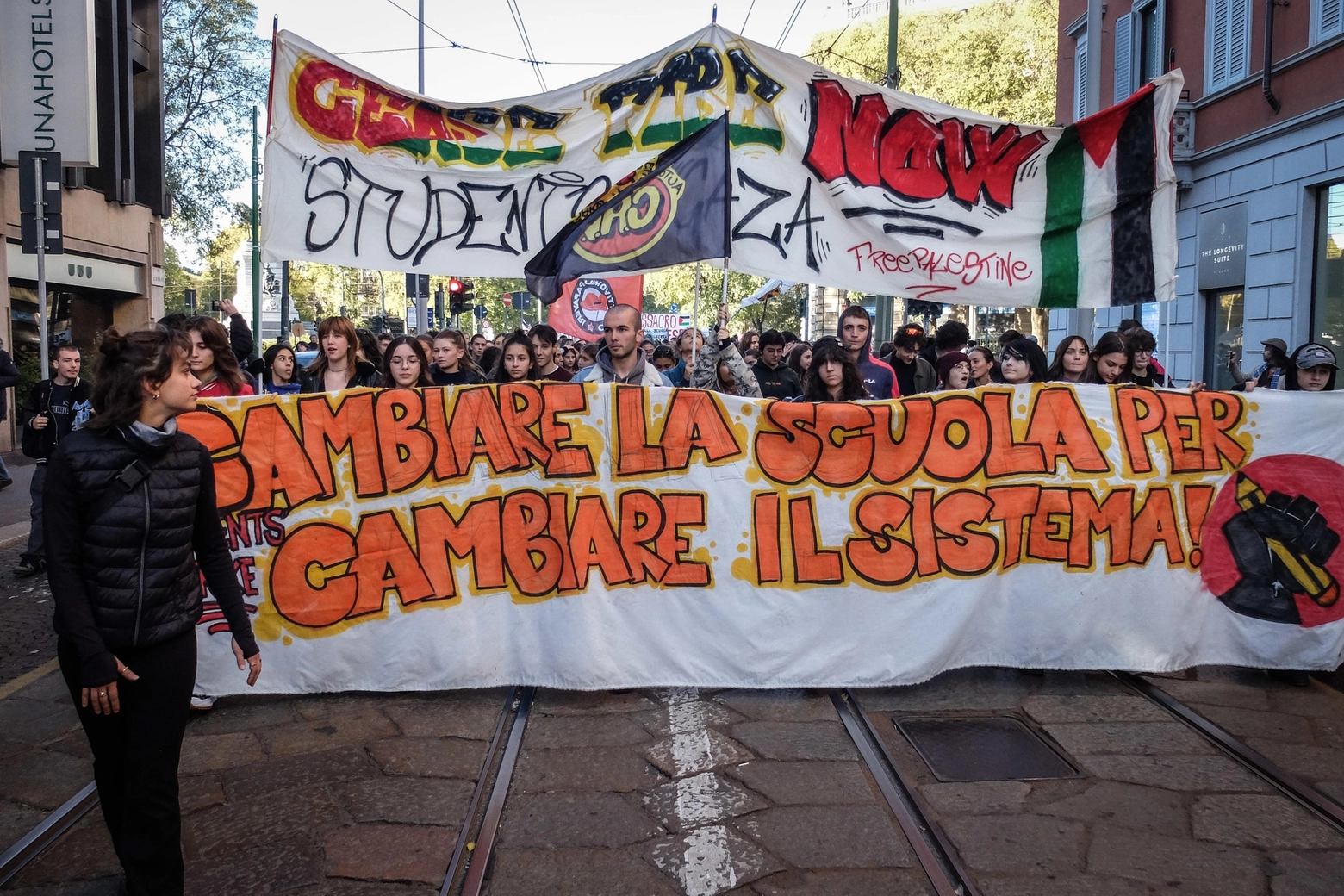 Partenza del corteo studentesco da piazza Cairoli