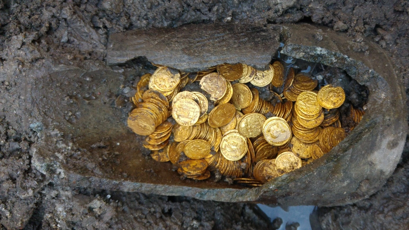 L'anfora con le monete d'oro trovata a Como
