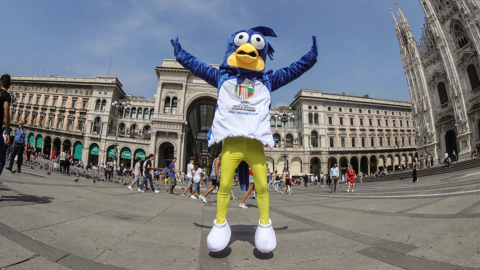 La mascotte dei Mondiali in giro per Milano 
