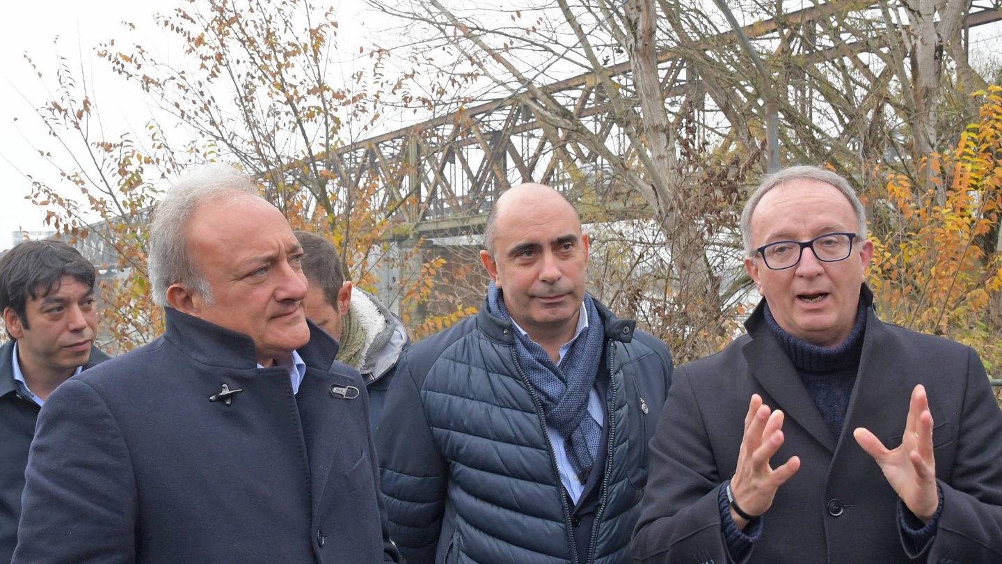 La visita al ponte del segretario alle strutture Salvatore Margiotta (a sinistra)
