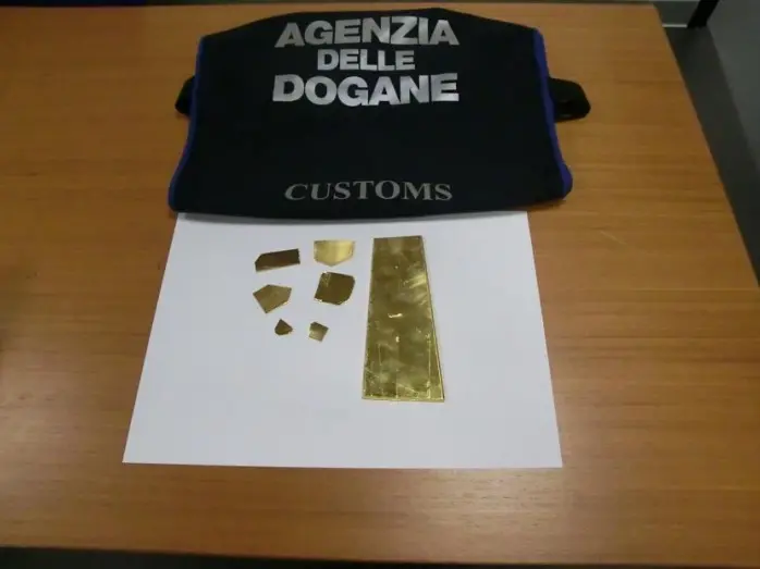 Orio, con un chilo d'oro in valigia: sequestro in aeroporto