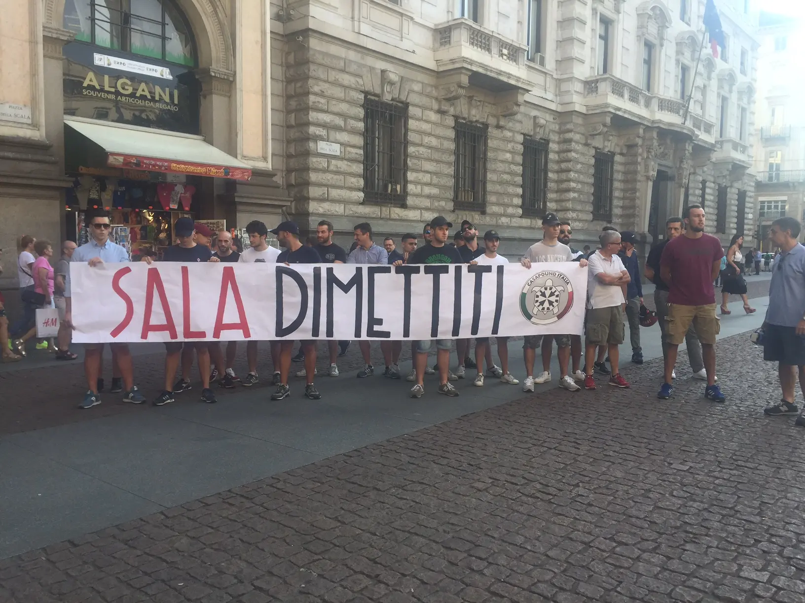 Casapound, militanti denunciati per manifestazione in piazza della Scala