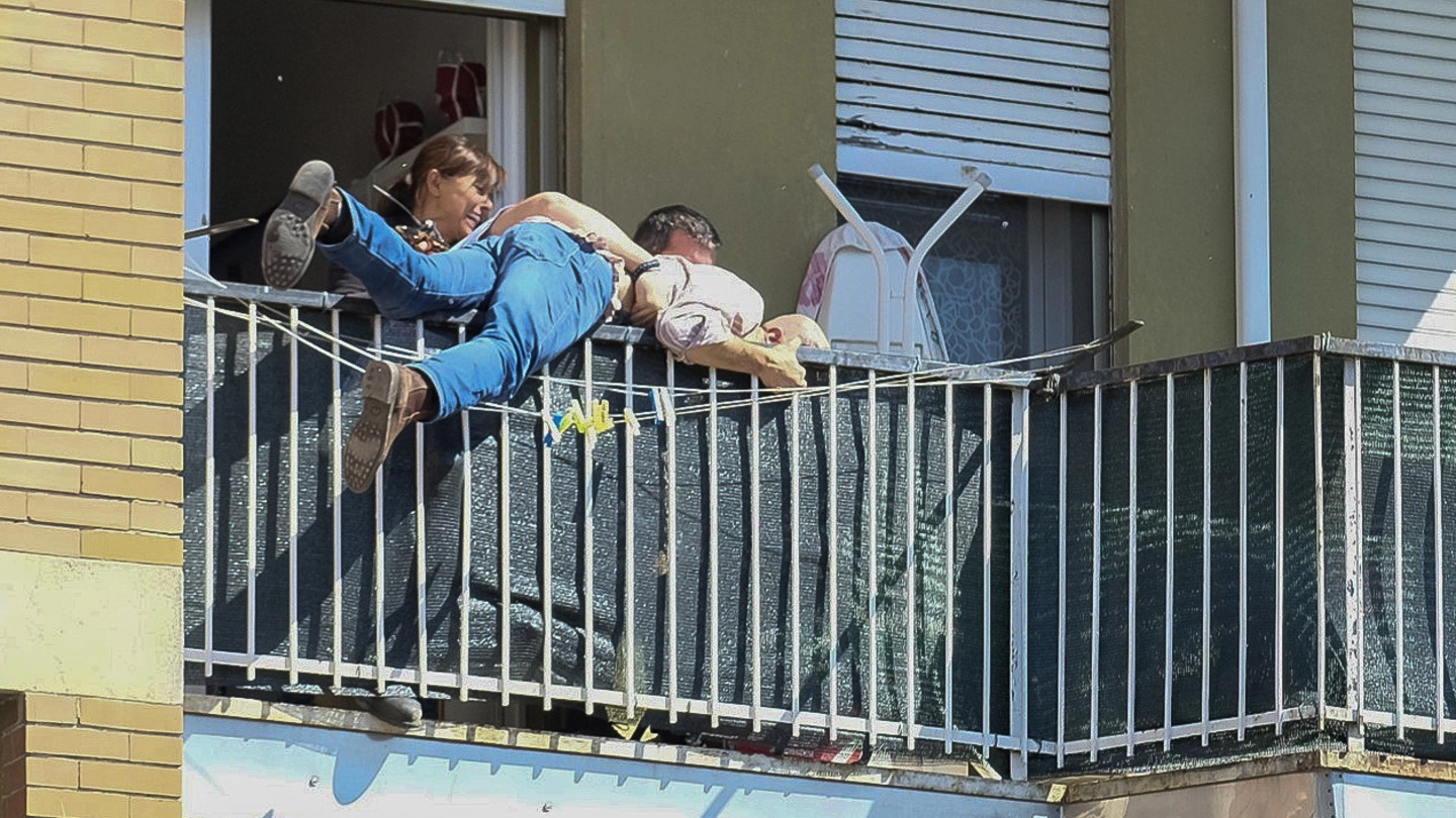 L'uomo preso mentre cerca di gettarsi dal balcone (Newpress)
