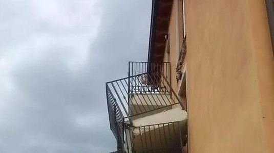 Il balconcio crollato a L'Aquila (Ansa)