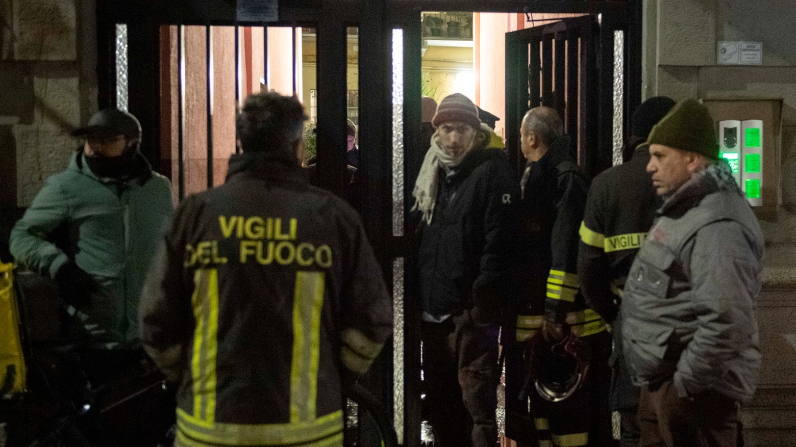 Decisivo l’intervento di due militari del Radiomobile, che hanno visto il rogo e hanno evacuato 40 persone. Poi un maresciallo ha sfondato la porta dell’abitazione e portato fuori il giovane