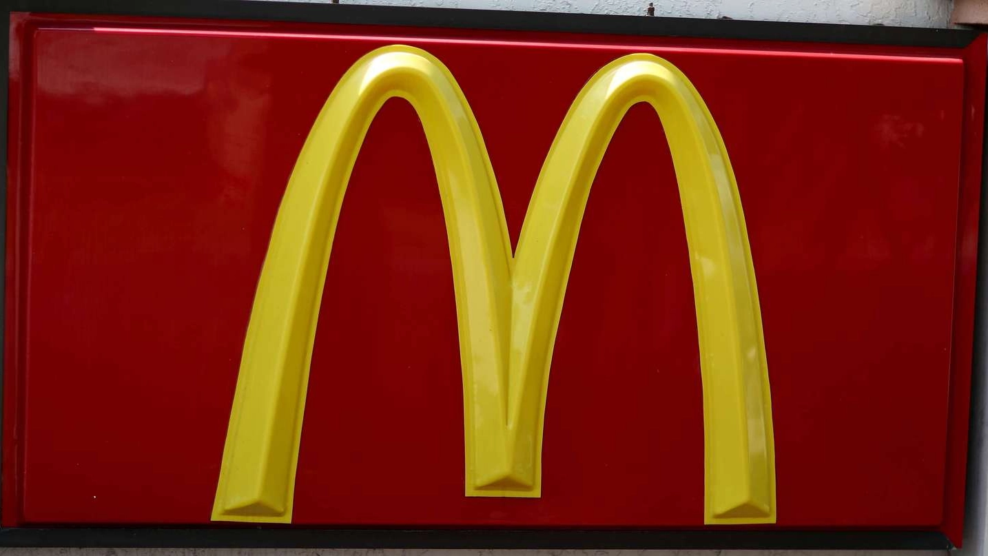 Il simbolo di McDonald’s (foto Afp)
